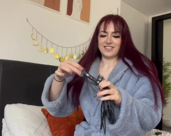 Ivy Fox aka ivyfoxofficial - 12-19-2023 OnlyFans Video - Day 19 of opening my advent calendar