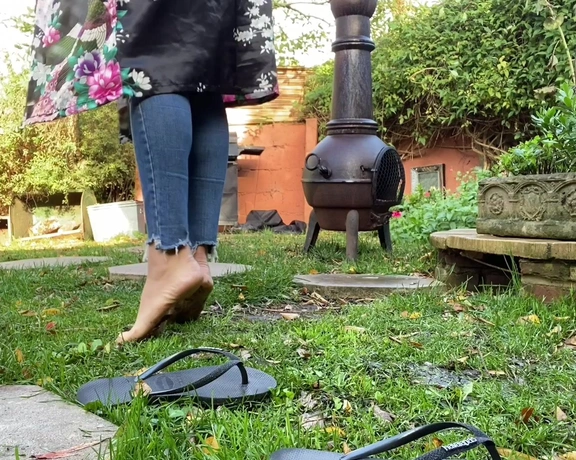 Feetwonders aka feetwonders - 11-20-2020 OnlyFans Video - Whilst in the garden