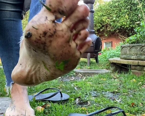 Feetwonders aka feetwonders - 11-20-2020 OnlyFans Video - Whilst in the garden