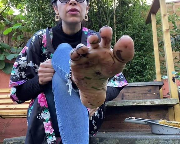 Feetwonders aka feetwonders - 11-20-2020 OnlyFans Video - Whilst in the garden