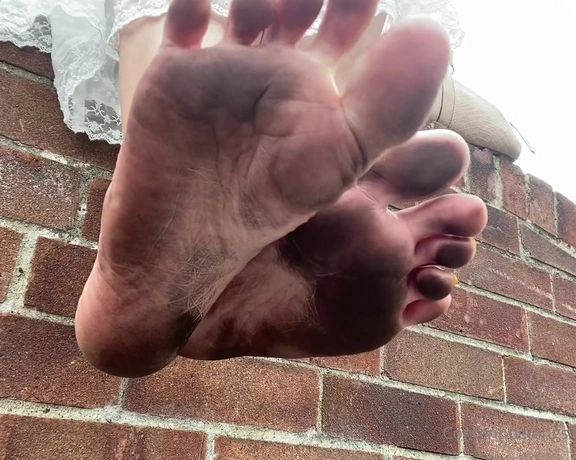 Feetwonders aka feetwonders - 07-21-2021 OnlyFans Video - Dirty feet and flip flops