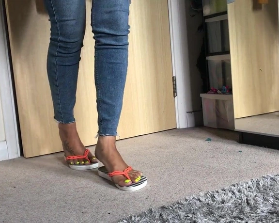 Feetwonders aka feetwonders - 08-10-2019 OnlyFans Video - Stop perving on my soles and help me find the oil