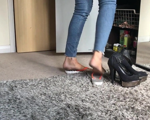 Feetwonders aka feetwonders - 08-10-2019 OnlyFans Video - Stop perving on my soles and help me find the oil