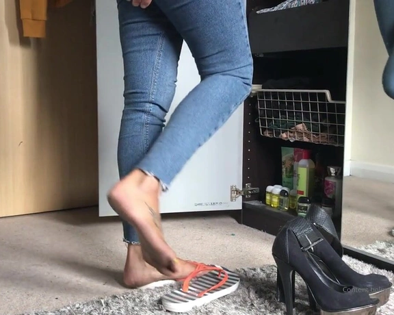 Feetwonders aka feetwonders - 08-10-2019 OnlyFans Video - Stop perving on my soles and help me find the oil