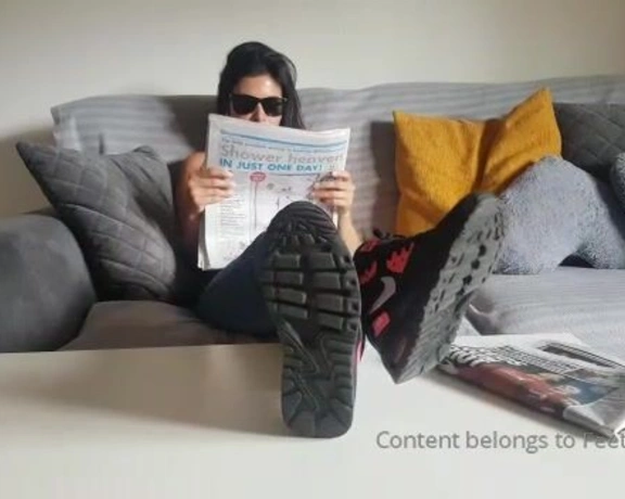 Feetwonders aka feetwonders - 08-25-2019 OnlyFans Video - Reading the newspaper