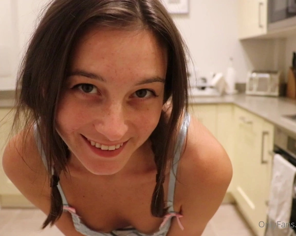 Florescent aka florescent - 09-29-2022 OnlyFans Video - Ur Maid Scrubs Ur Kitchen Floors real CLEAN I think she deserves a raise cus she