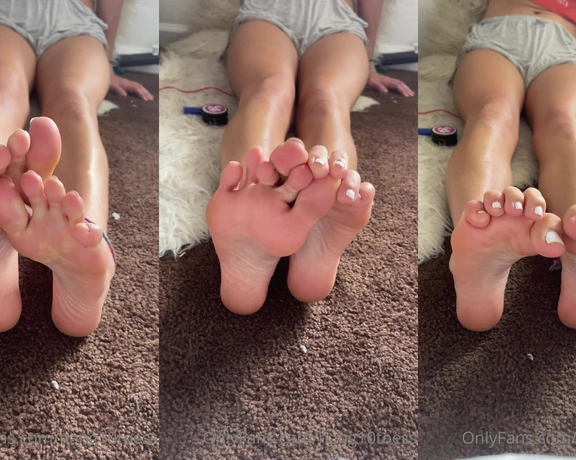 Linzi Little aka hang10toess - 04-30-2022 OnlyFans Video - Do you want to lick my feet  worship my feet tease