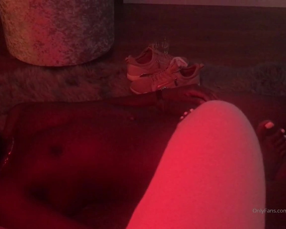 Mistress Mystique aka iwantmystique - 09-14-2019 OnlyFans Video - Foot Ignore after a sweaty gym feet cleaning typing this with my feet on his face