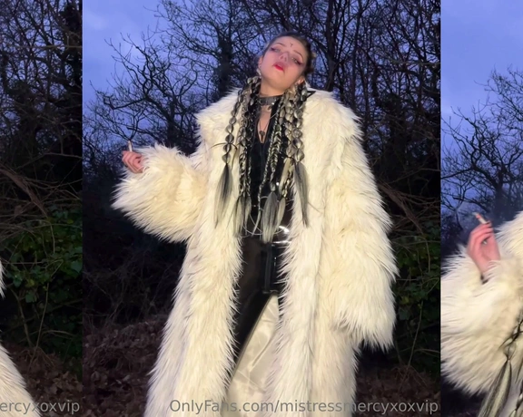 MistressMercyxoxVIP aka mistressmercyxoxvip - 04-29-2023 OnlyFans Video - Little smoking clip in the swamp cos I look majestic why wouldnt you wanna see me