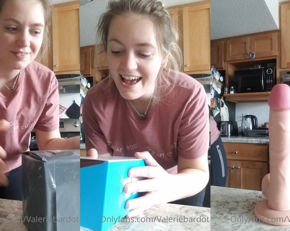 Valerie Bardot aka valeriebardot - 02-16-2022 OnlyFans Video - Unboxing the forbidden Super Soaker  thank you so much to the fan who got this