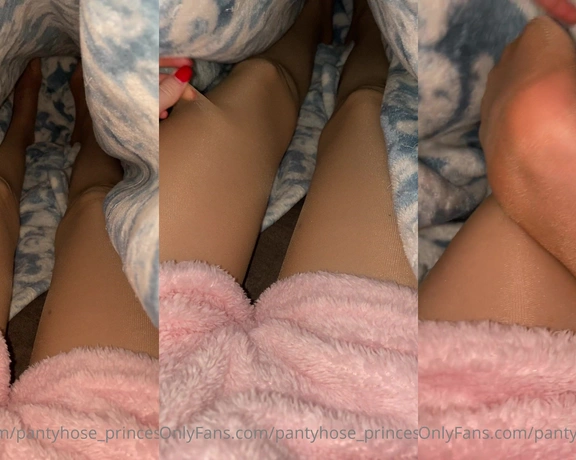 Blonde Amour99 aka pantyhose_princess99 - 11-21-2021 OnlyFans Video - Pantyhose feet are all sweaty being under the blanket and right next to the heater