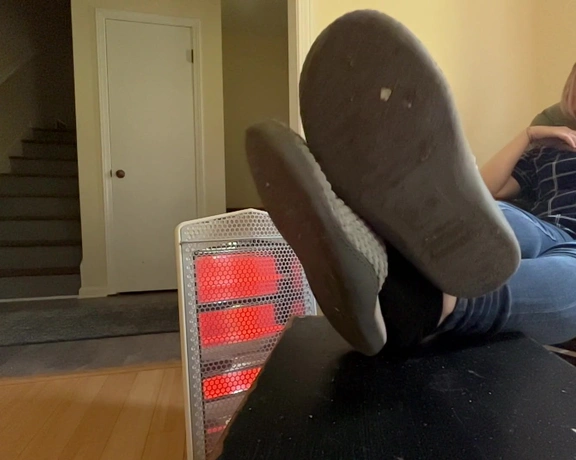 Lotus Feet aka lotussoles - 06-13-2023 OnlyFans Video - 20mins infront of the heater for a sock order