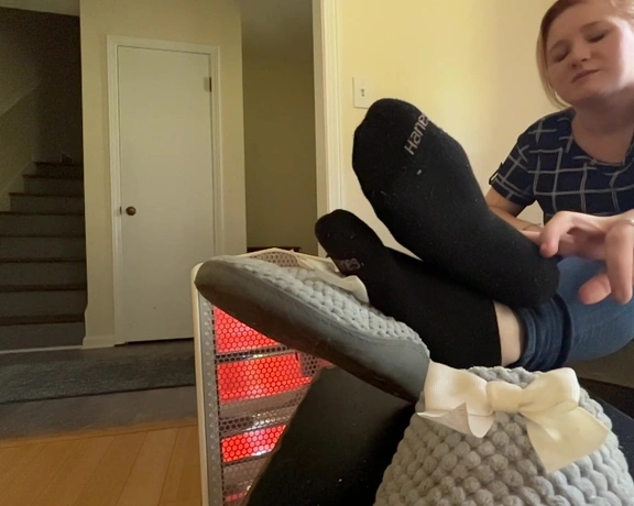 Lotus Feet aka lotussoles - 06-13-2023 OnlyFans Video - 20mins infront of the heater for a sock order