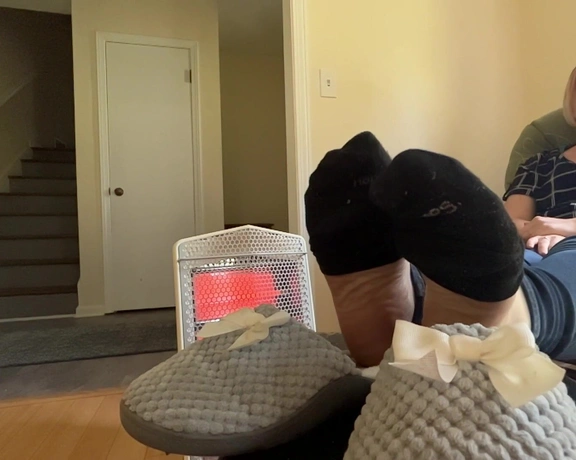 Lotus Feet aka lotussoles - 06-13-2023 OnlyFans Video - 20mins infront of the heater for a sock order