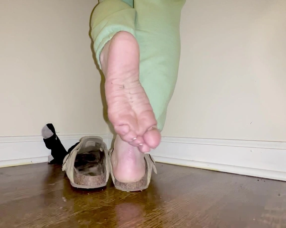 Lotus Feet aka lotussoles - 11-03-2023 OnlyFans Video - keeping my toesies warm and snuggly  Gn