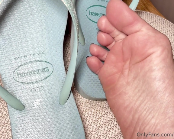 Miillee Santos aka miillee_santos - 09-10-2024 OnlyFans Video - Quem quer limpar as minhas havaianas  Who wants to clean my Havaianas