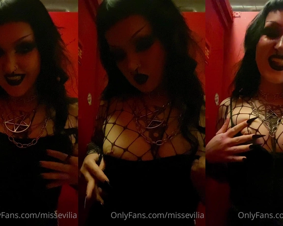 Miss Evilia aka missevilia - 03-06-2022 OnlyFans Video - Olin eilen pitkästä aikaa keikalla  Swaippaa niin näät, mitä tossa vessakopissa tapahtu