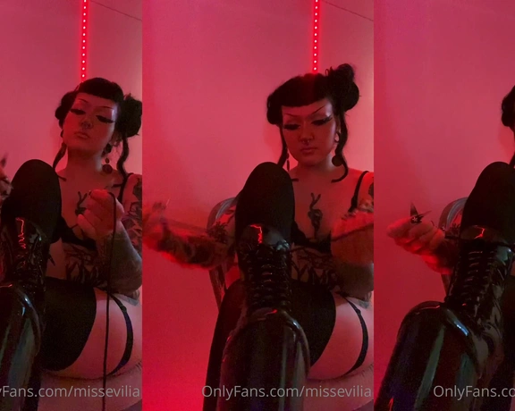 Miss Evilia aka missevilia - 07-21-2022 OnlyFans Video - Kasuaalisti sitomassa kenkiä