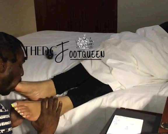 Thedcfootqueen aka thedcfootqueen - 06-19-2024 OnlyFans Video - Super ticklish foot worship