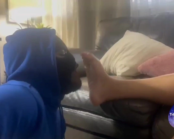 Thedcfootqueen aka thedcfootqueen - 01-18-2022 OnlyFans Video - Footworship After coming home from school, my nephew slurps my toes