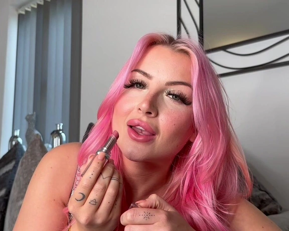 Daisy May aka daisymayvip - 03-21-2024 OnlyFans Video - Stuck in an endless loop, watching me apply my lipstick