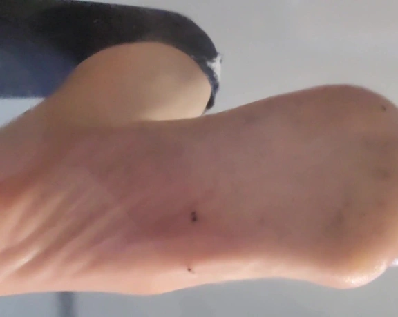 GabbieFeet aka gabbiefeet - 06-18-2022 OnlyFans Video - Ant crush