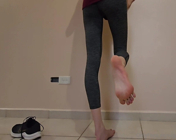 GabbieFeet aka gabbiefeet - 11-23-2024 OnlyFans Video - Preview of a video were I show of my feet after coming from de gym without