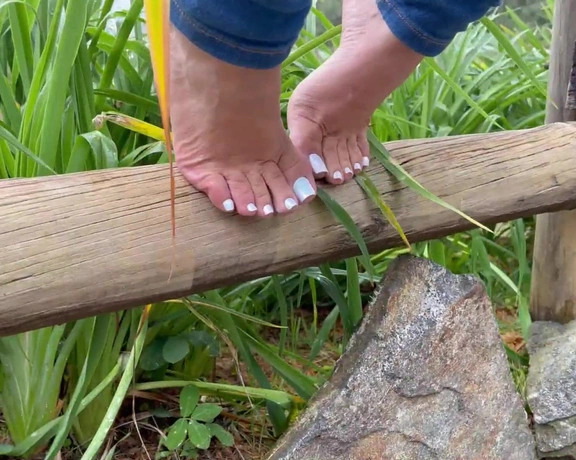 YelahiaG aka yelahiag - 07-27-2022 OnlyFans Video - Worshiping my feet outdoors for me is something that contains a lot of magic and excites