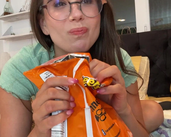 Lilly Vig aka lillyvig - 08-28-2021 OnlyFans Video - Cheeto ASMR with thedommymommy