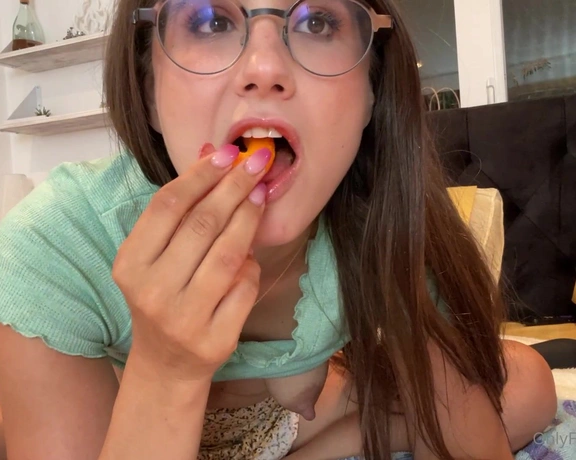 Lilly Vig aka lillyvig - 08-28-2021 OnlyFans Video - Cheeto ASMR with thedommymommy